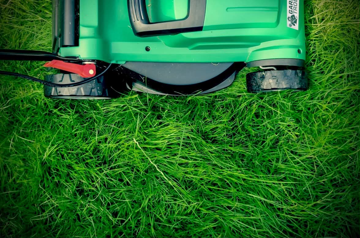 Choosing the Right Battery-Powered Lawnmower for Your Garden