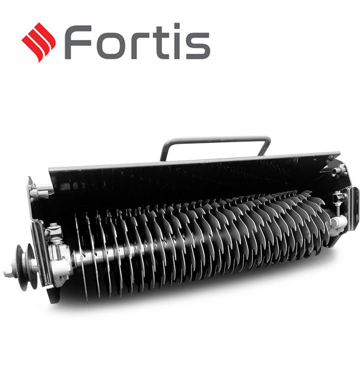Cobra Fortis17 inch sports verticutter cartridgewshowing easy access handle. Set on a  white background